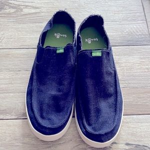 Sanuk size 10 women’s shoes - navy blue